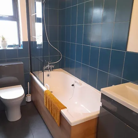 Doubleroom, Living Space And Bathroom In A Pennington