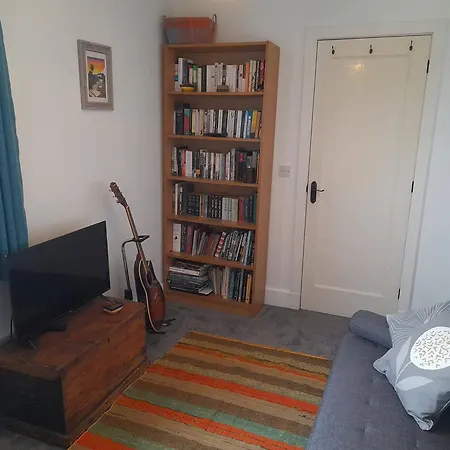 Bed & Breakfast Doubleroom, Living Space And Bathroom In A Pennington